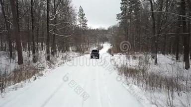 越野车6x6在白雪覆盖的森林覆盖的森林